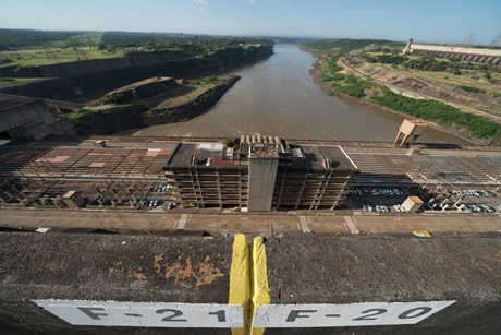 Edifício da Produção, na barragem da usina de Itaipu, no Rio Paraná. 