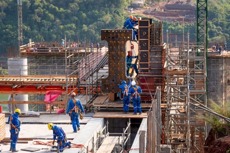Trabalhadores na segunda ponto com o Paraguai. Foto: Rubens Fraulini/Itaipu Binacional.
