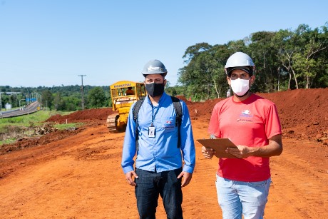 Felipe Bilha e Eduardo Chaves na obra da Perimetral Leste em Foz do Iguaçu. Fotos: Sara Cheida/Itaipu Binacional.