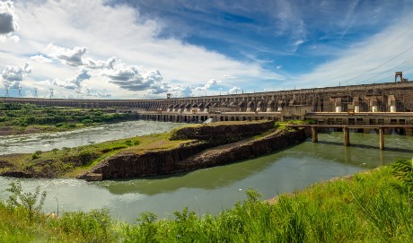 Barragem e casa de força da usina hidrelétrica de Itaipu, no Rio Paraná. Foto: Alexandre Marchetti.